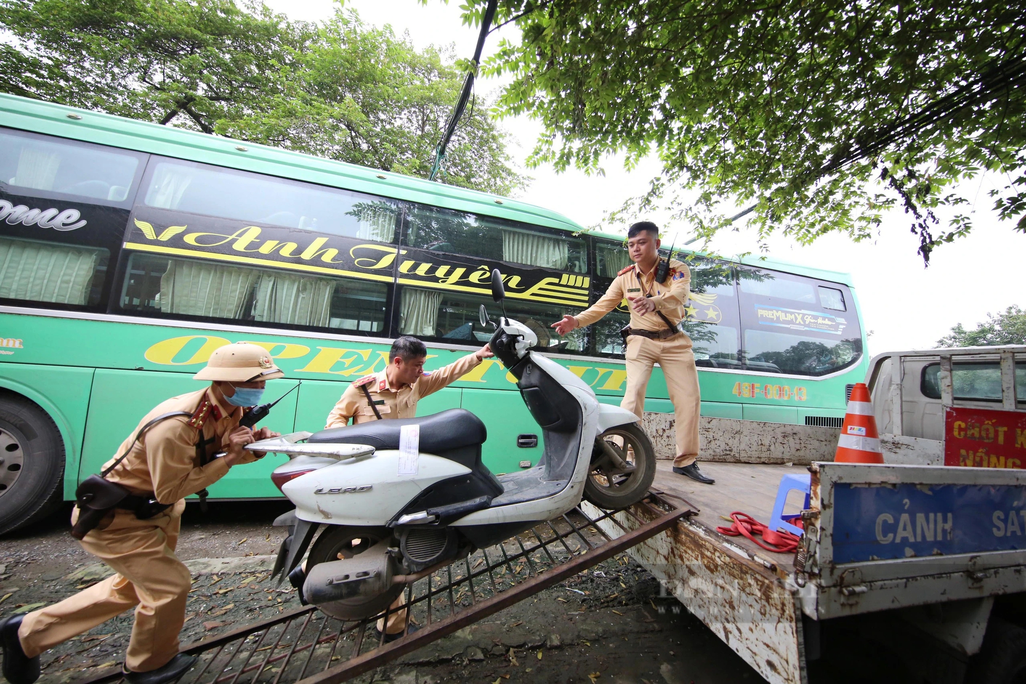 Cảnh sát giao thông Hà Nội xử lý hàng loạt lái xe 