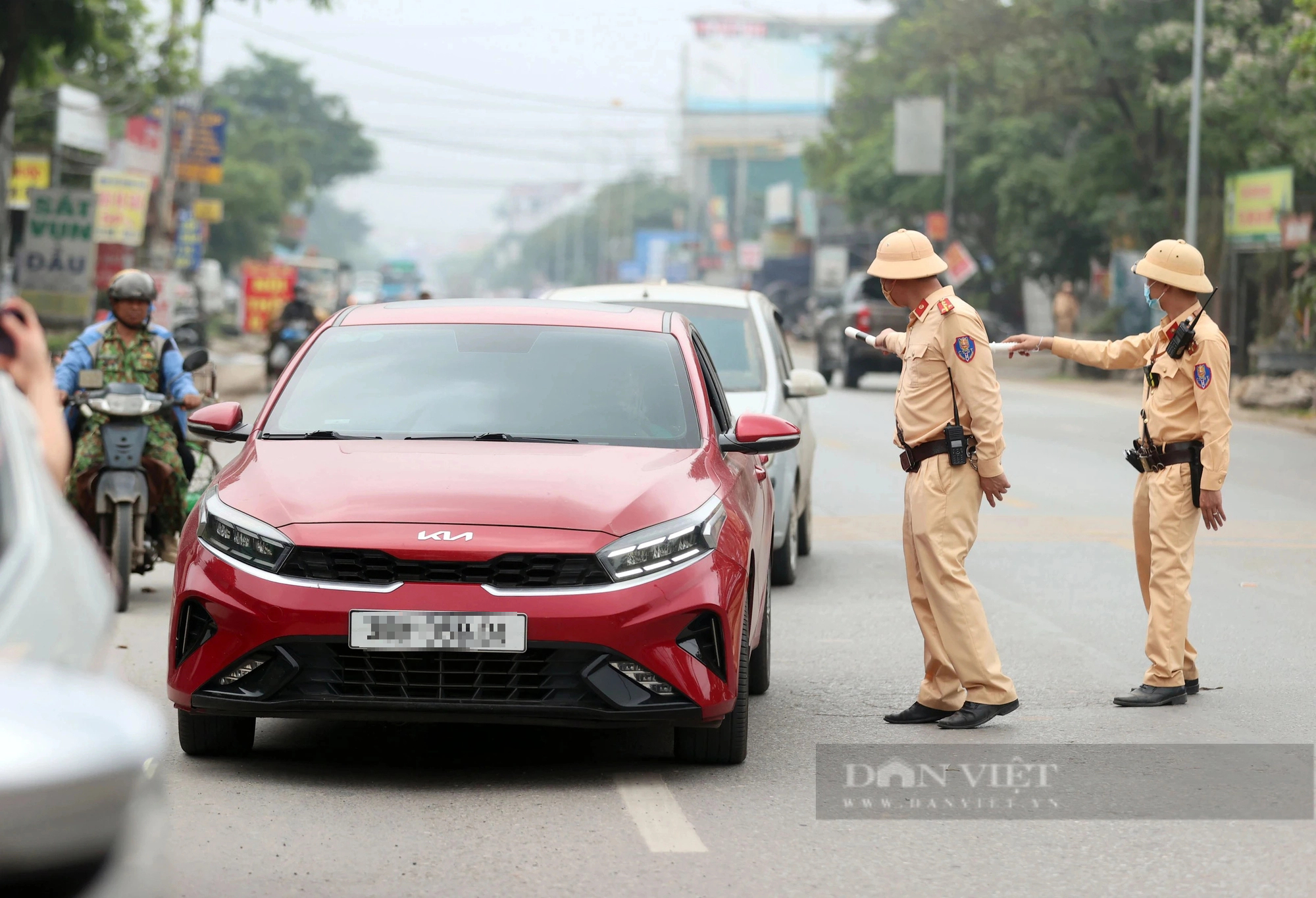 Cảnh sát giao thông Hà Nội xử lý hàng loạt lái xe 