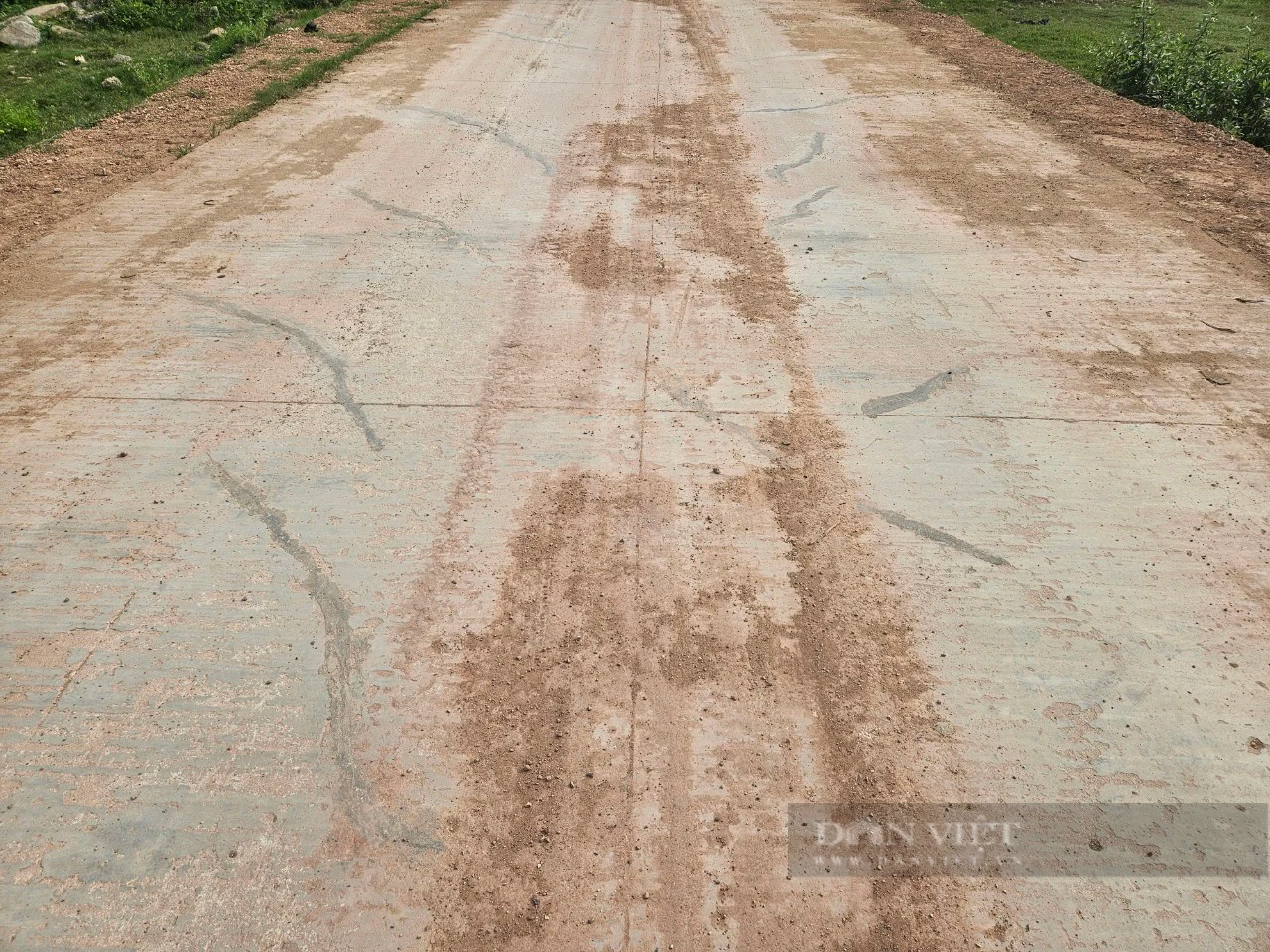 Quảng Bình: Nhiều vết nứt trên đoạn đường 200m dẫn vào nghĩa trang - Ảnh 2.