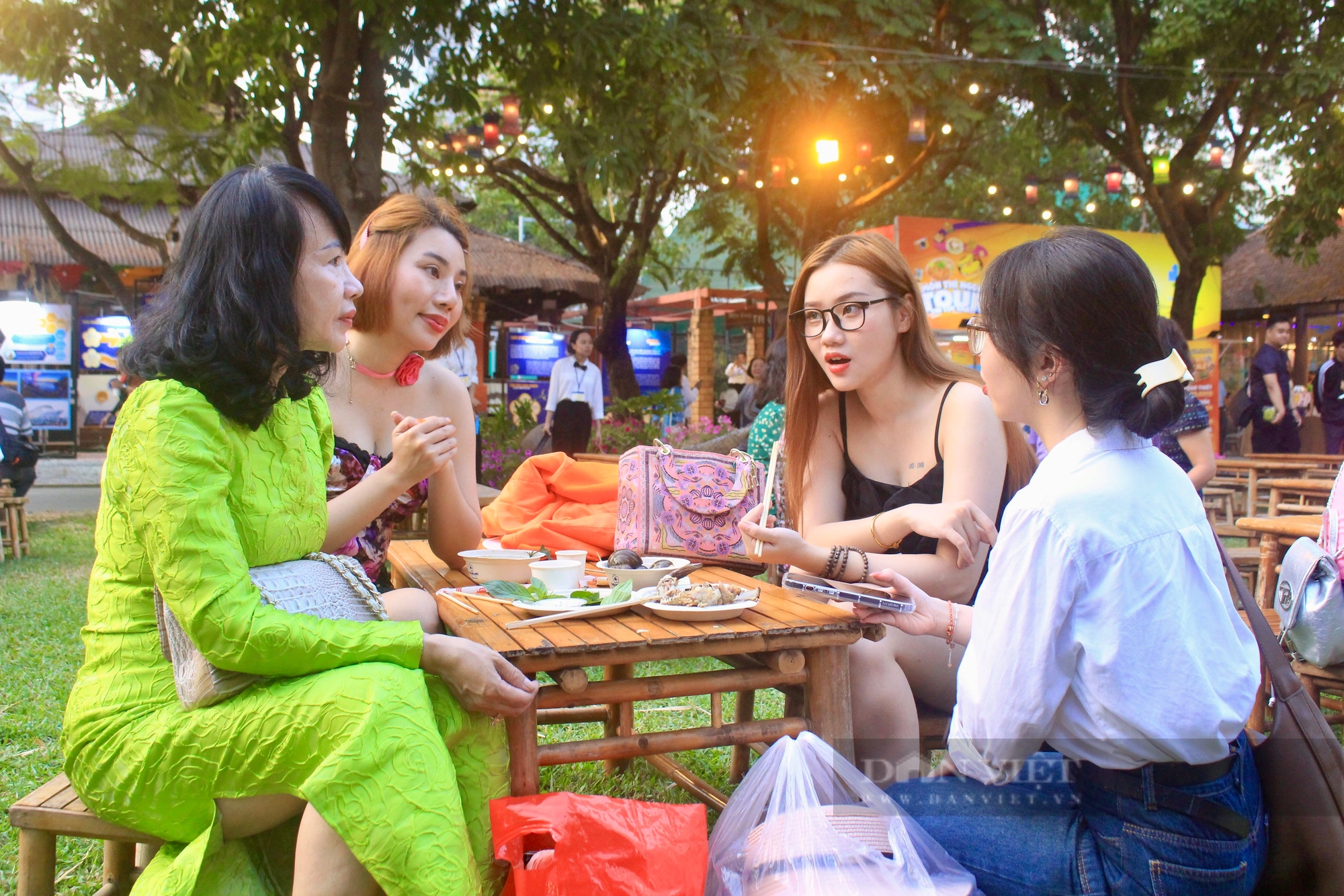 Người Sài Gòn nườm nượp đi thưởng thức đặc sản 3 miền tại Lễ hội Văn hóa ẩm thực, món ngon- Ảnh 1.