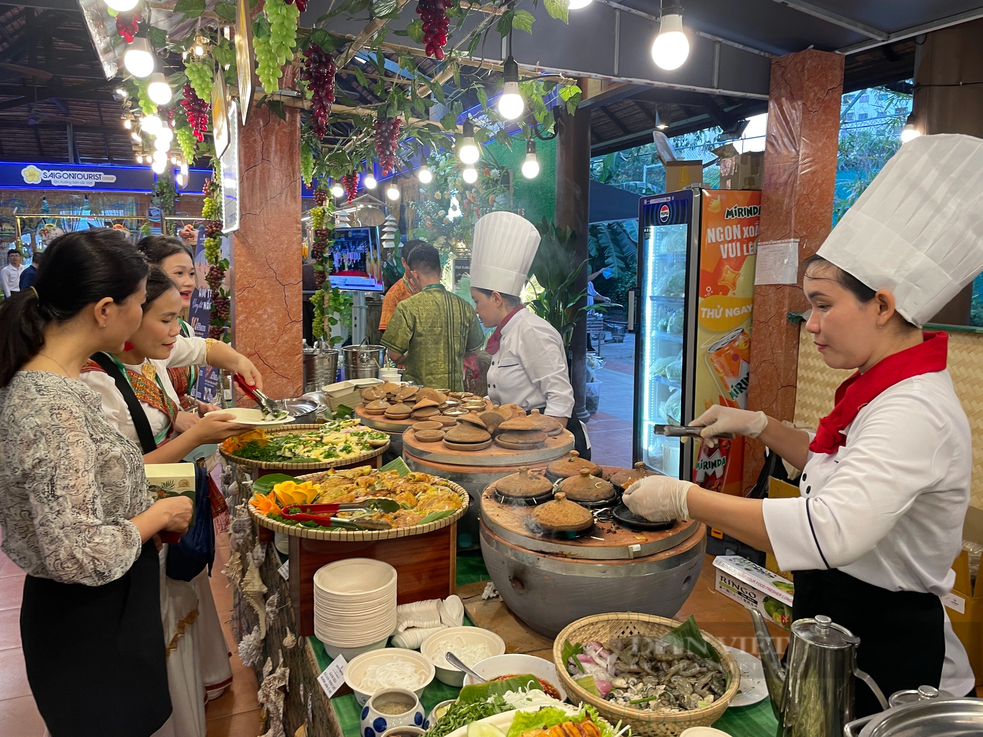 Người Sài Gòn nườm nượp đi thưởng thức đặc sản 3 miền tại Lễ hội Văn hóa ẩm thực, món ngon- Ảnh 2.