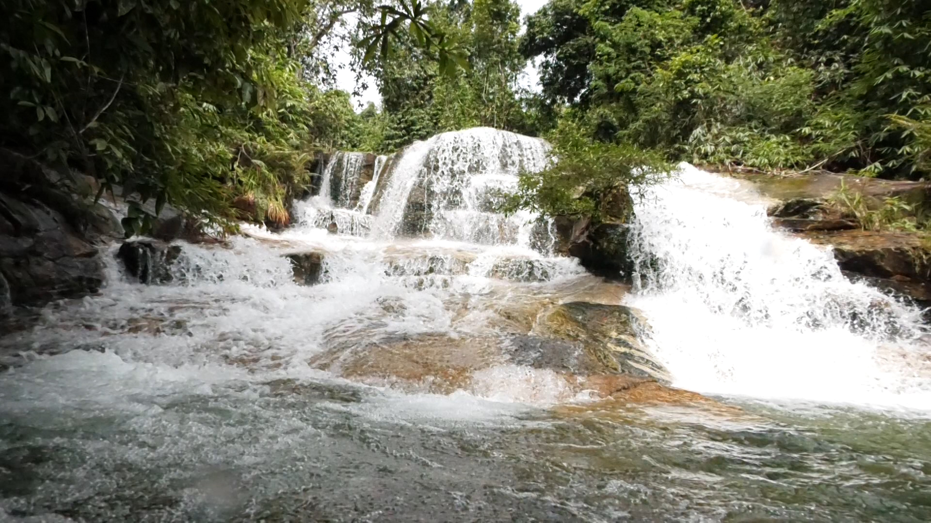 Đây là thác nước đẹp như phim ở Thanh Hóa, có lan rừng thơm, dưới suối vô số cá, tôm lạ mắt- Ảnh 1.