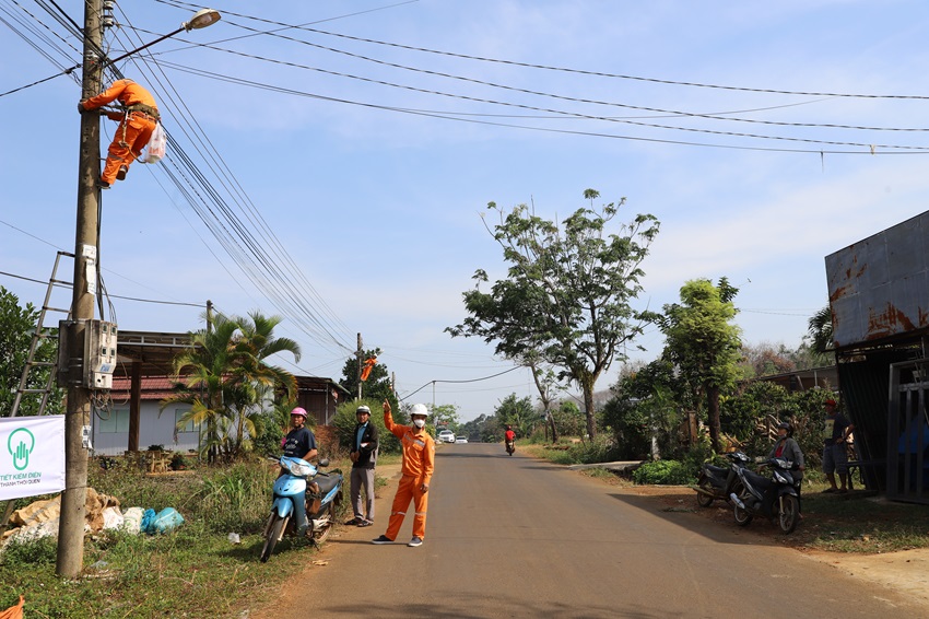 PC Đắk Nông: Quyết liệt thực hiện các biện pháp tiết kiệm điện trong mùa nắng nóng kéo dài- Ảnh 1.