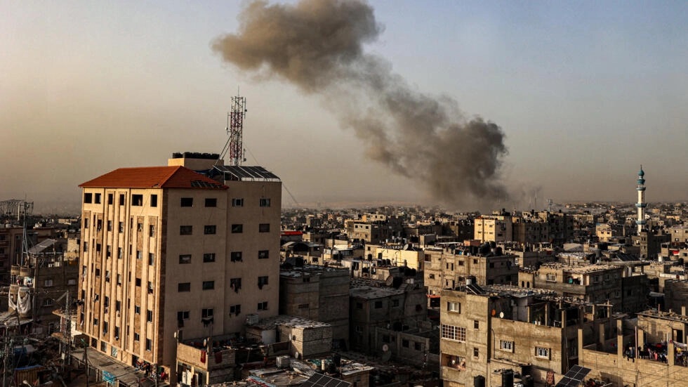 Israel giáng đòn tấn công chết chóc vào Gaza, giao tranh ác liệt với Hamas trên nhiều mặt trận  - Ảnh 1.