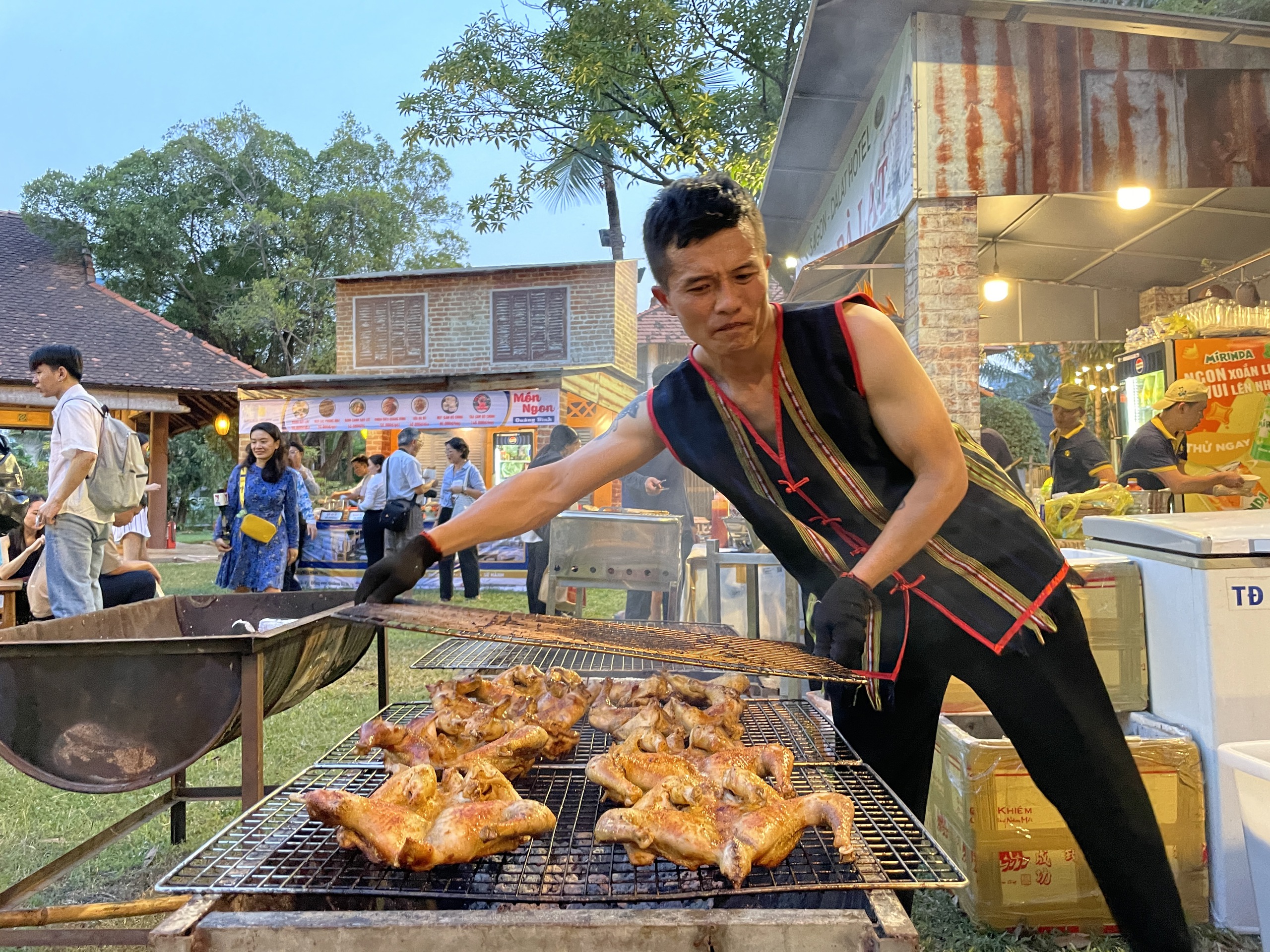 Người Sài Gòn nườm nượp đi thưởng thức đặc sản 3 miền tại Lễ hội Văn hóa ẩm thực, món ngon- Ảnh 6.