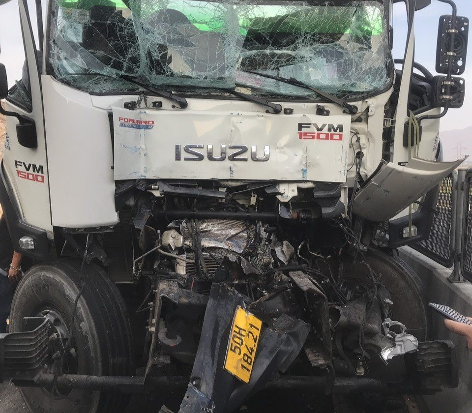 Lại xảy ra tai nạn giao thông ban đêm trên cao tốc Vĩnh Hảo - Phan Thiết khiến tài xế tử vong- Ảnh 2.