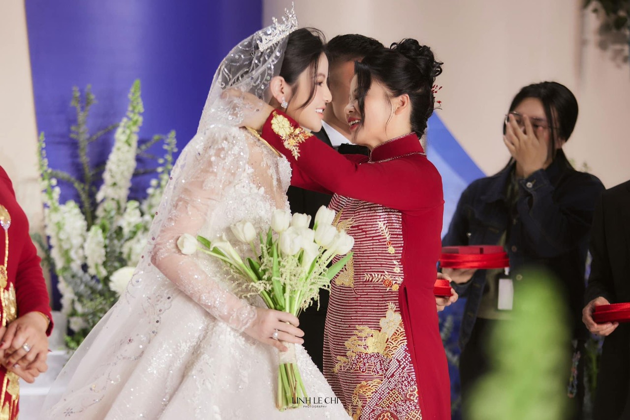 Cô dâu Chu Thanh Huyền đeo vàng nặng trĩu trong ngày theo Quang Hải về dinh- Ảnh 5.