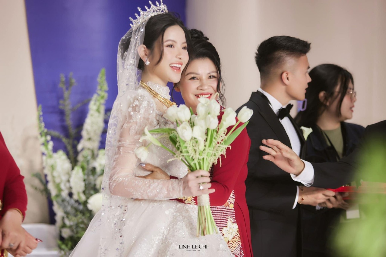 Cô dâu Chu Thanh Huyền đeo vàng nặng trĩu trong ngày theo Quang Hải về dinh- Ảnh 6.