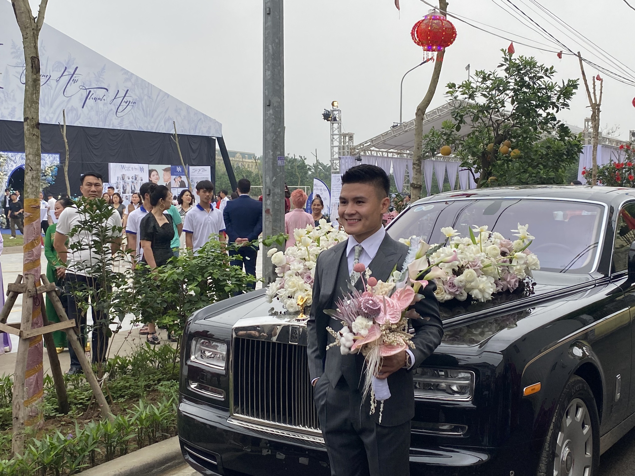 Quang Hải bảnh bao cùng xe Rolls Royce 14 tỷ đồng đi đón dâu- Ảnh 4.