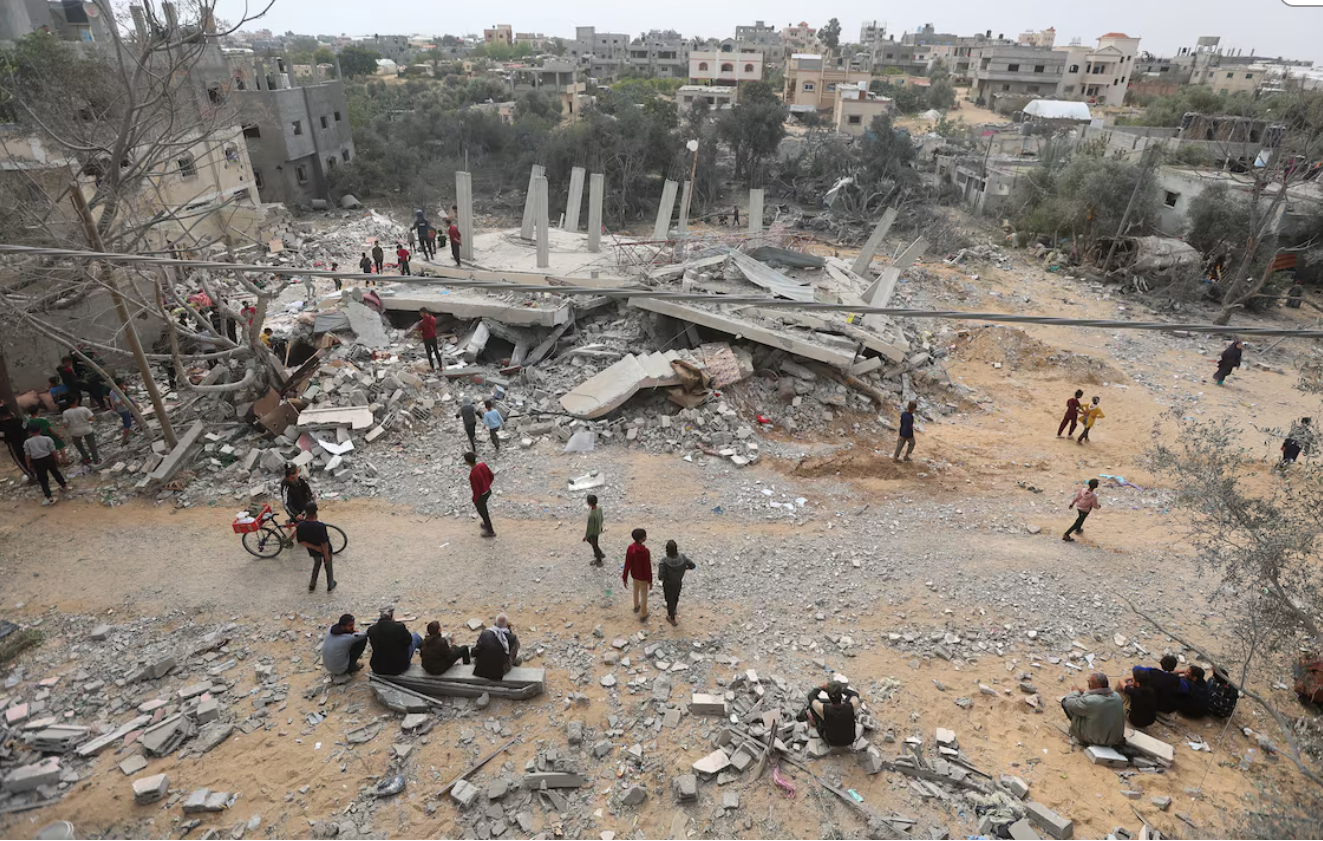 Israel oanh tạc trên không và trên bộ khắp Gaza, làm chết hàng chục người Palestine- Ảnh 1.