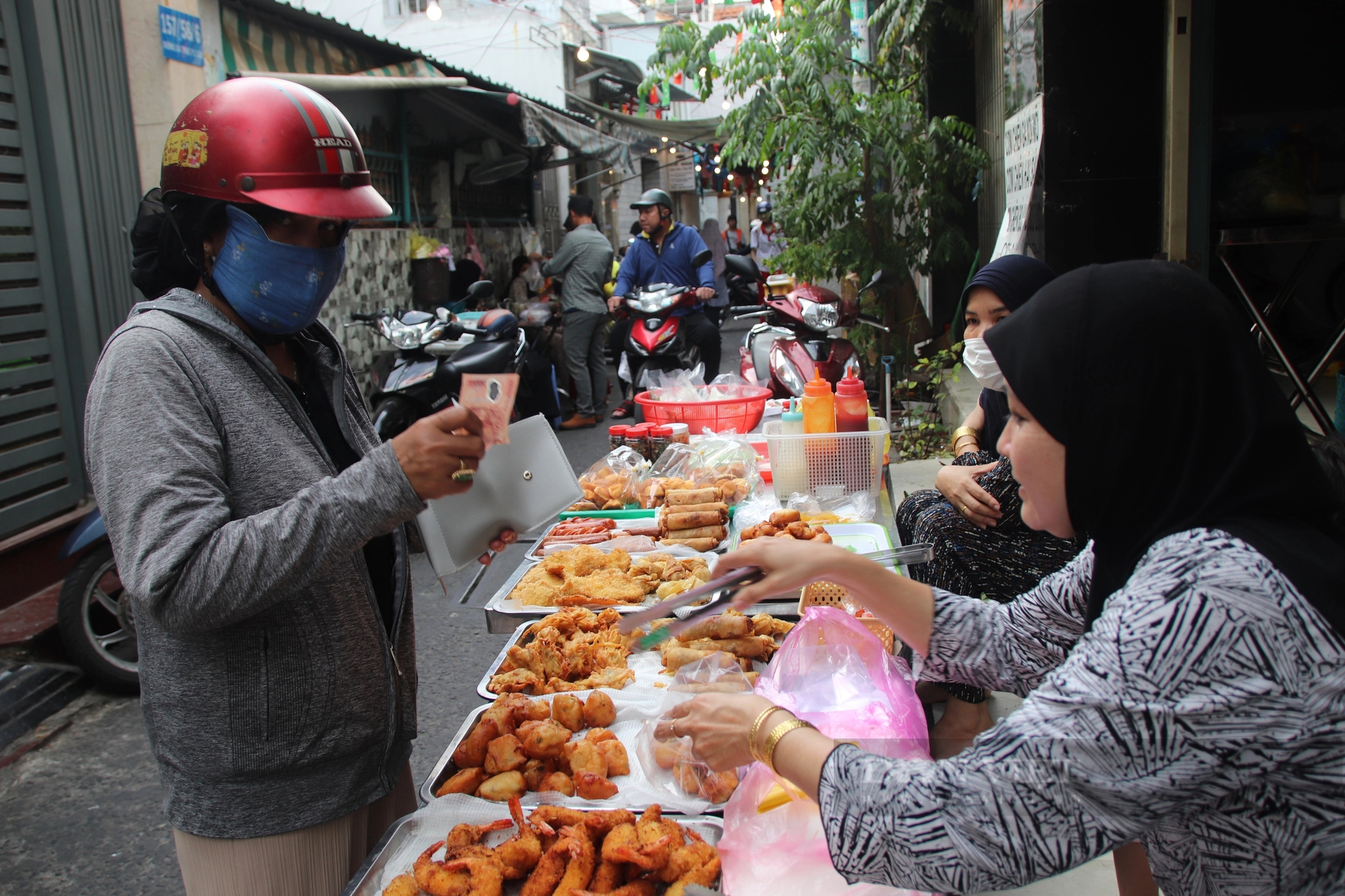 Khám phá khu chợ đặc biệt mùa lễ Ramadan của người đạo Hồi giữa lòng TP.HCM- Ảnh 1.