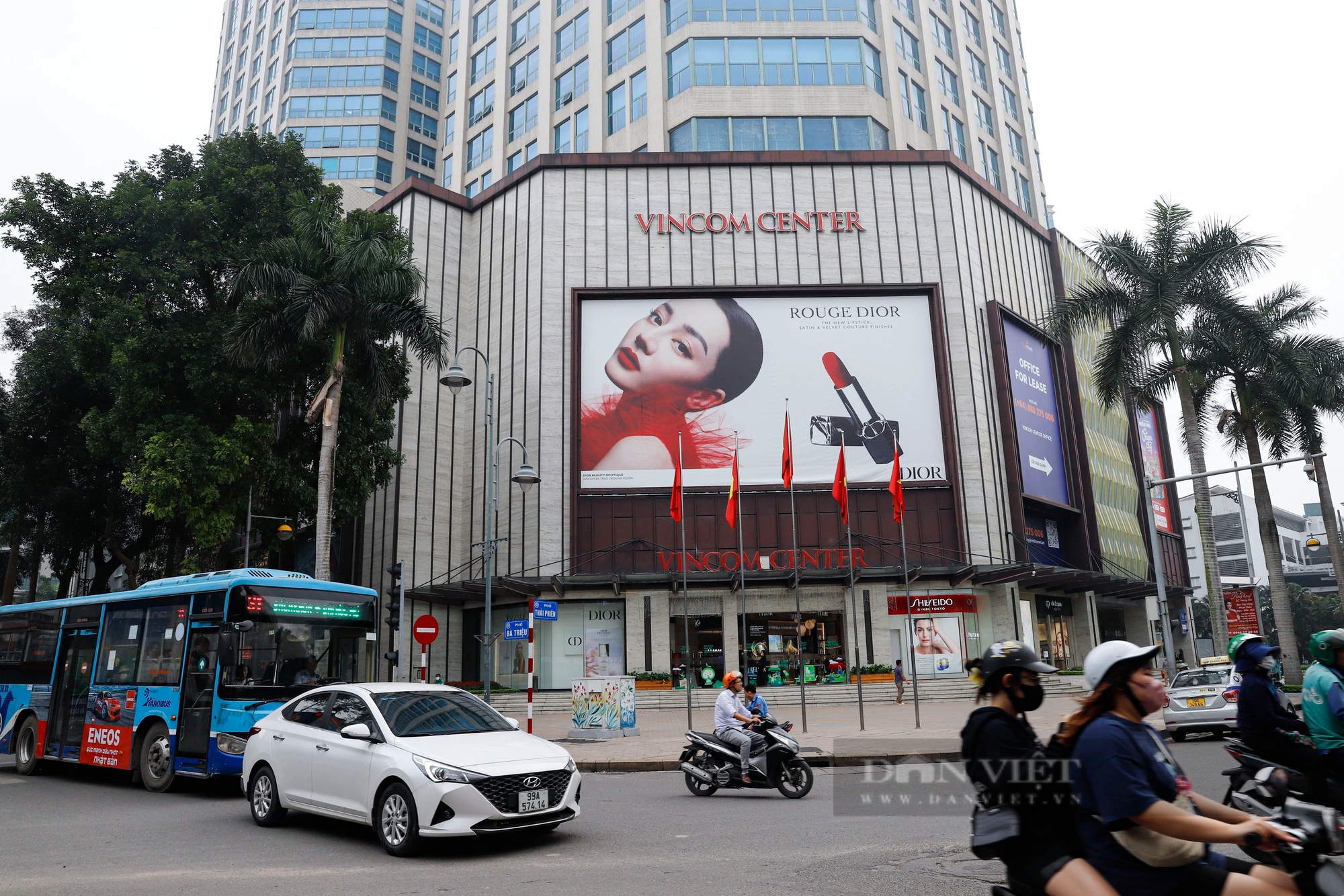 Tuyến phố sành điệu ở Hà Nội đầy rẫy biển cho thuê, hàng trà đá tranh thủ "ăn ké" mặt bằng trăm triệu- Ảnh 1.