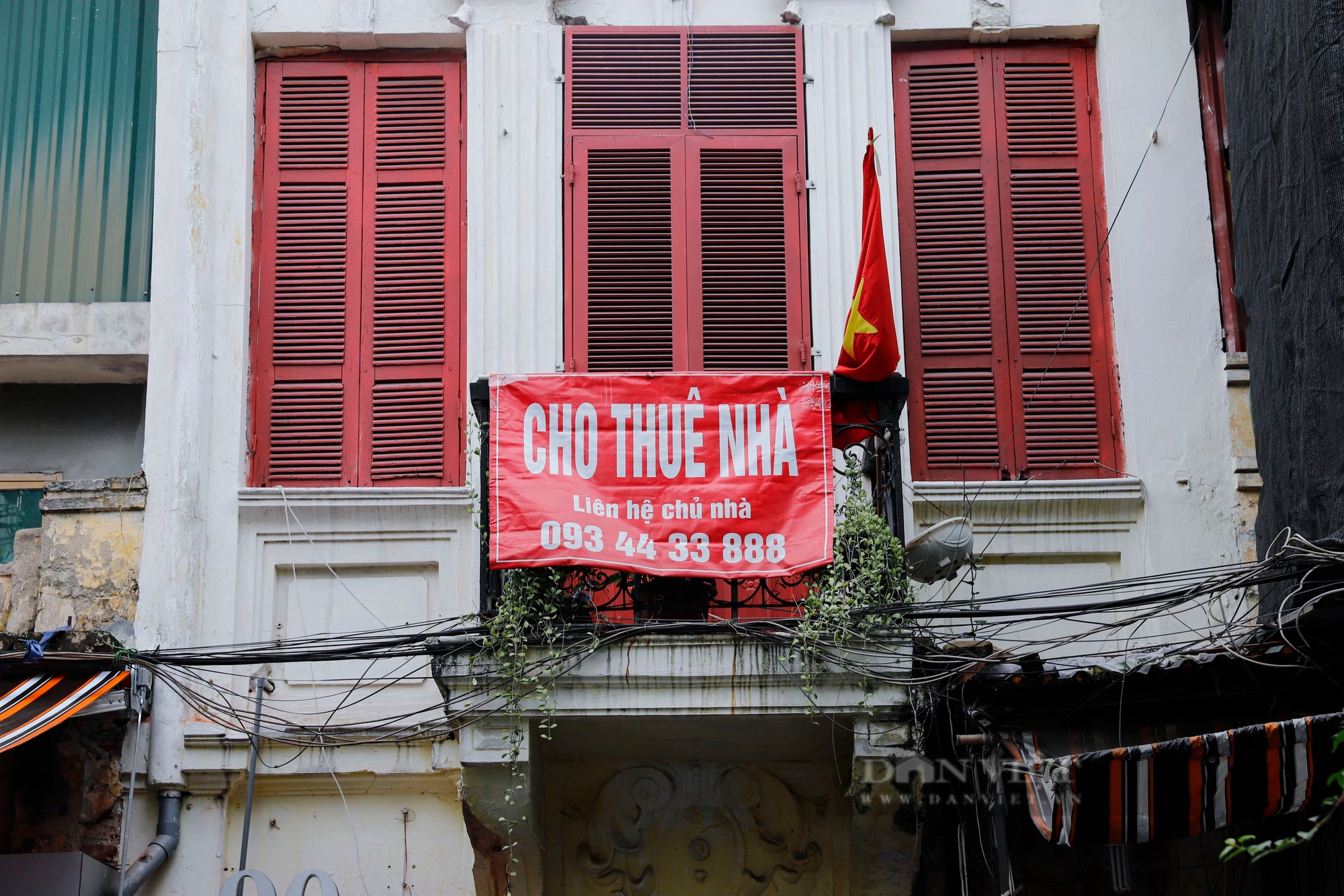 Tuyến phố sành điệu ở Hà Nội đầy rẫy biển cho thuê, hàng trà đá tranh thủ "ăn ké" mặt bằng trăm triệu- Ảnh 9.