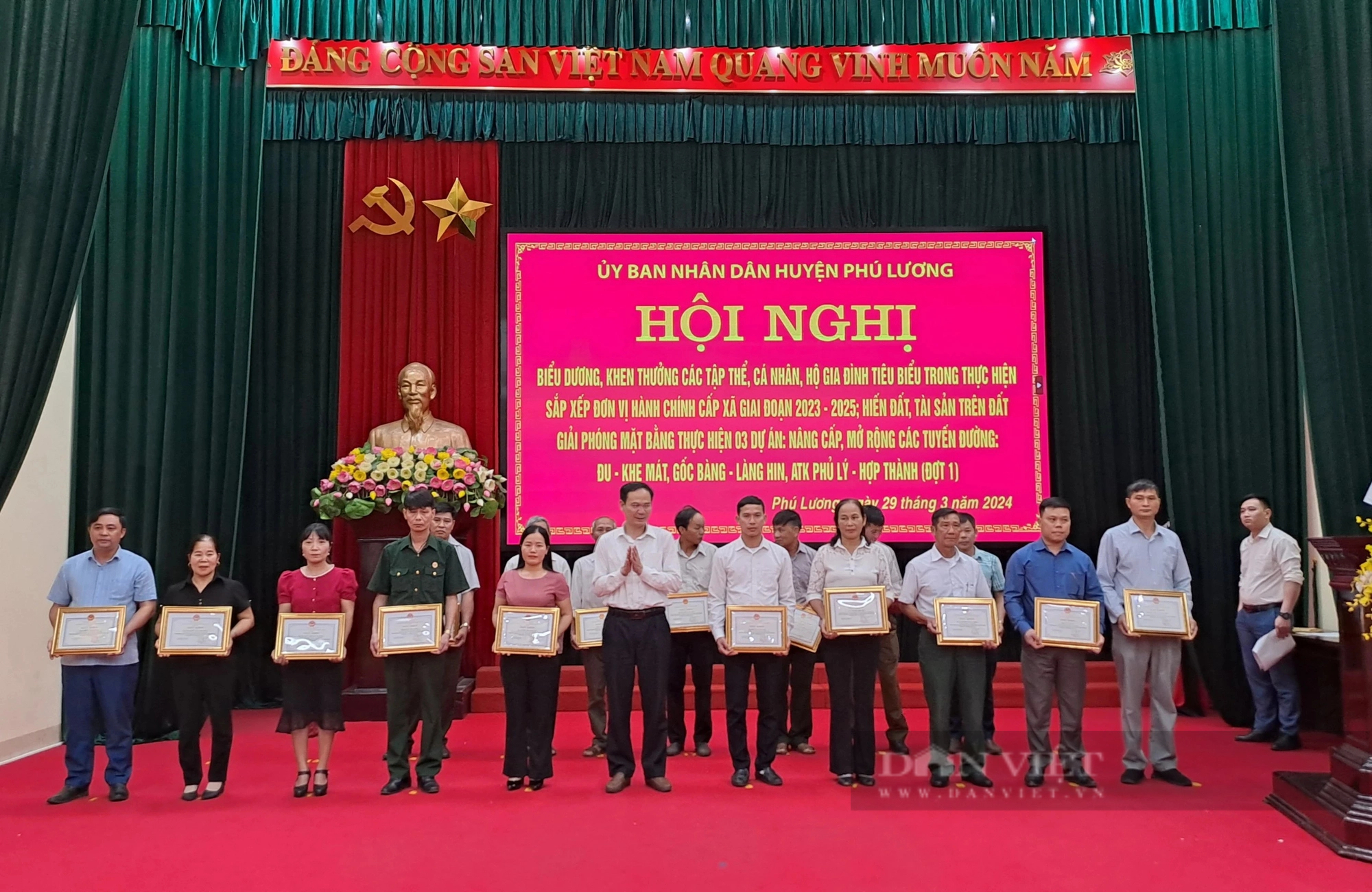 Huyện Phú Lương của Thái Nguyên khen thưởng cá nhân, tập thể hiến đất làm đường nông thôn mới- Ảnh 3.