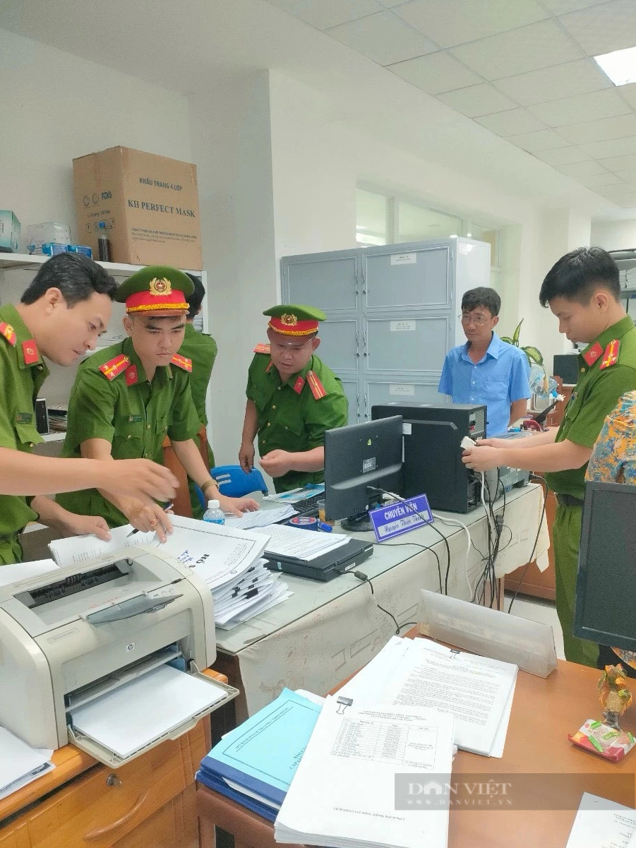 Công an khám xét nhà nguyên Trưởng phòng TN&MT TP.Long Xuyên, tỉnh An Giang- Ảnh 2.