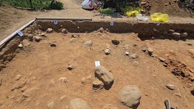 Đào khảo cổ ở một thôn của tỉnh Đắk Nông phát hiện dấu tích của người tiền sử, hiện vật cổ bằng đá thạch anh- Ảnh 3.