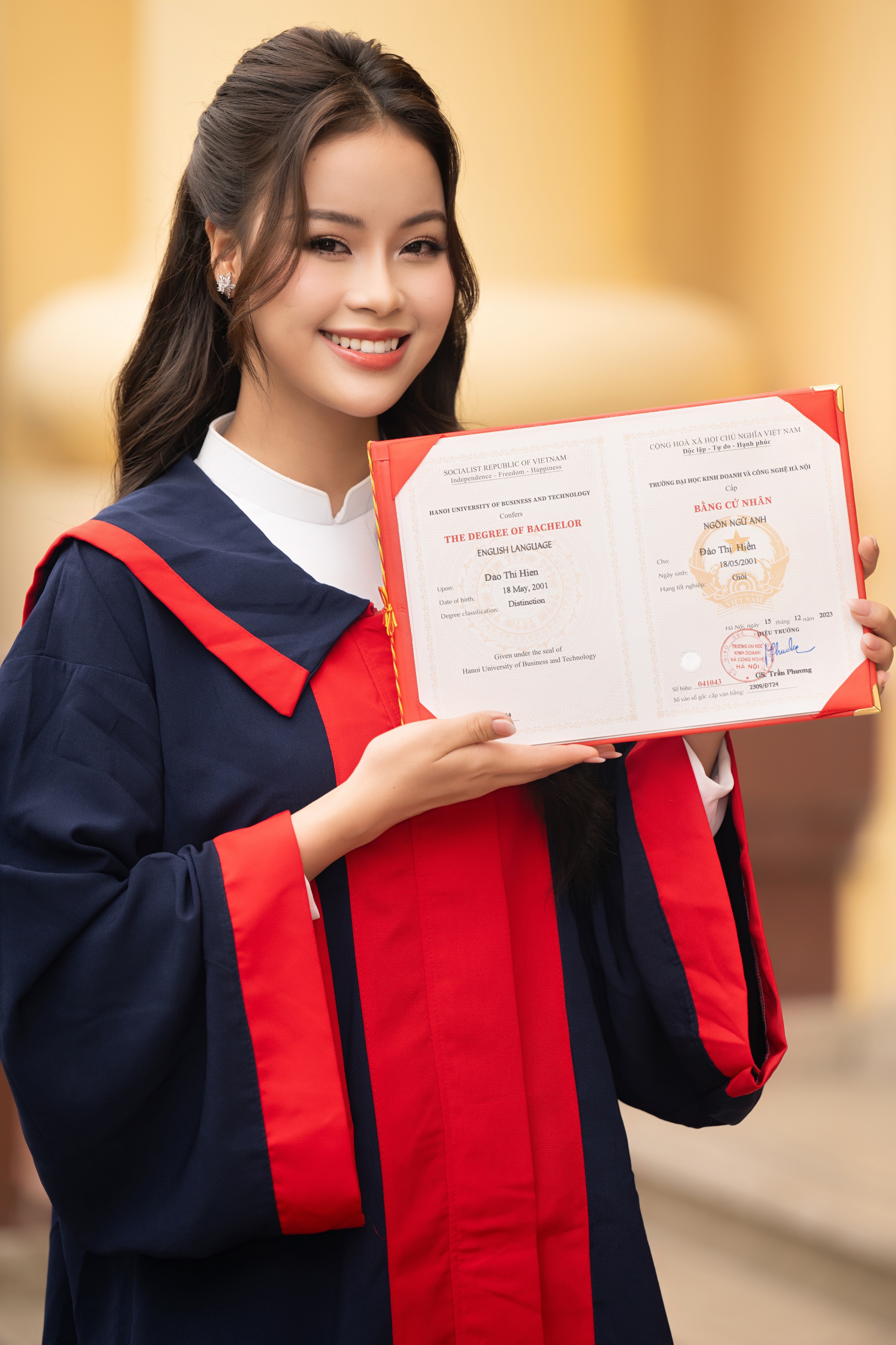 Á hậu Đào Thị Hiền xinh đẹp rạng rỡ trong ngày tốt nghiệp đại học, "đọ sắc" với chị gái Đào Thị Hà- Ảnh 1.