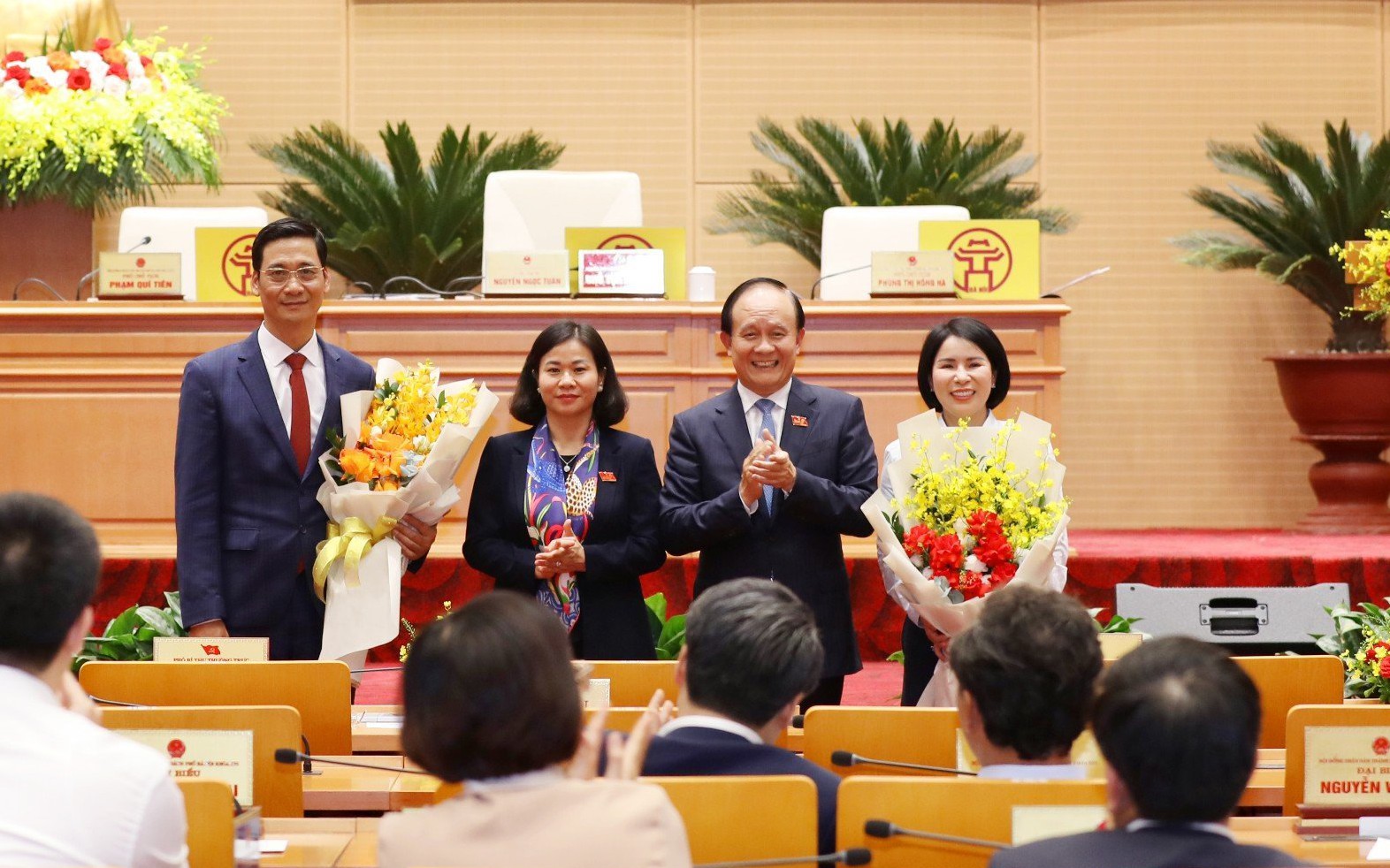 Miễn nhiệm chức danh Ủy viên UBND TP.Hà Nội với bà Trần Thị Nhị Hà và bầu bổ sung một nhân sự