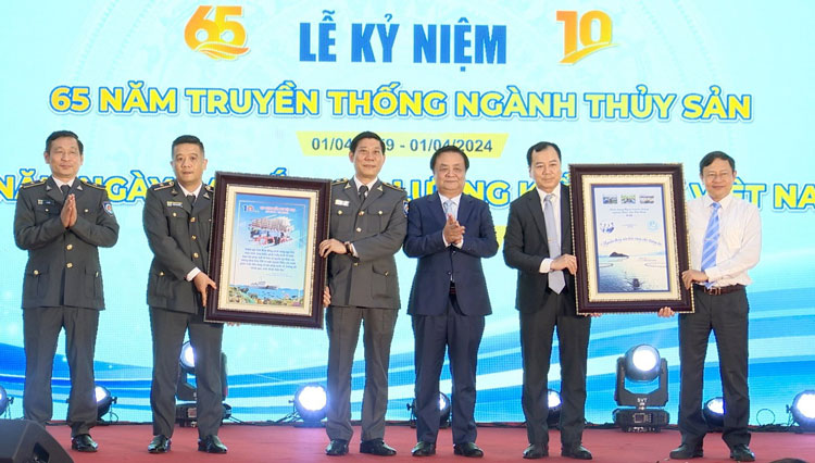 Bộ trưởng Lê Minh Hoan mở đầu bài phát biểu bằng câu hỏi: "Tôi yêu thủy sản, tôi yêu kiểm ngư, còn bạn thì sao?"- Ảnh 2.