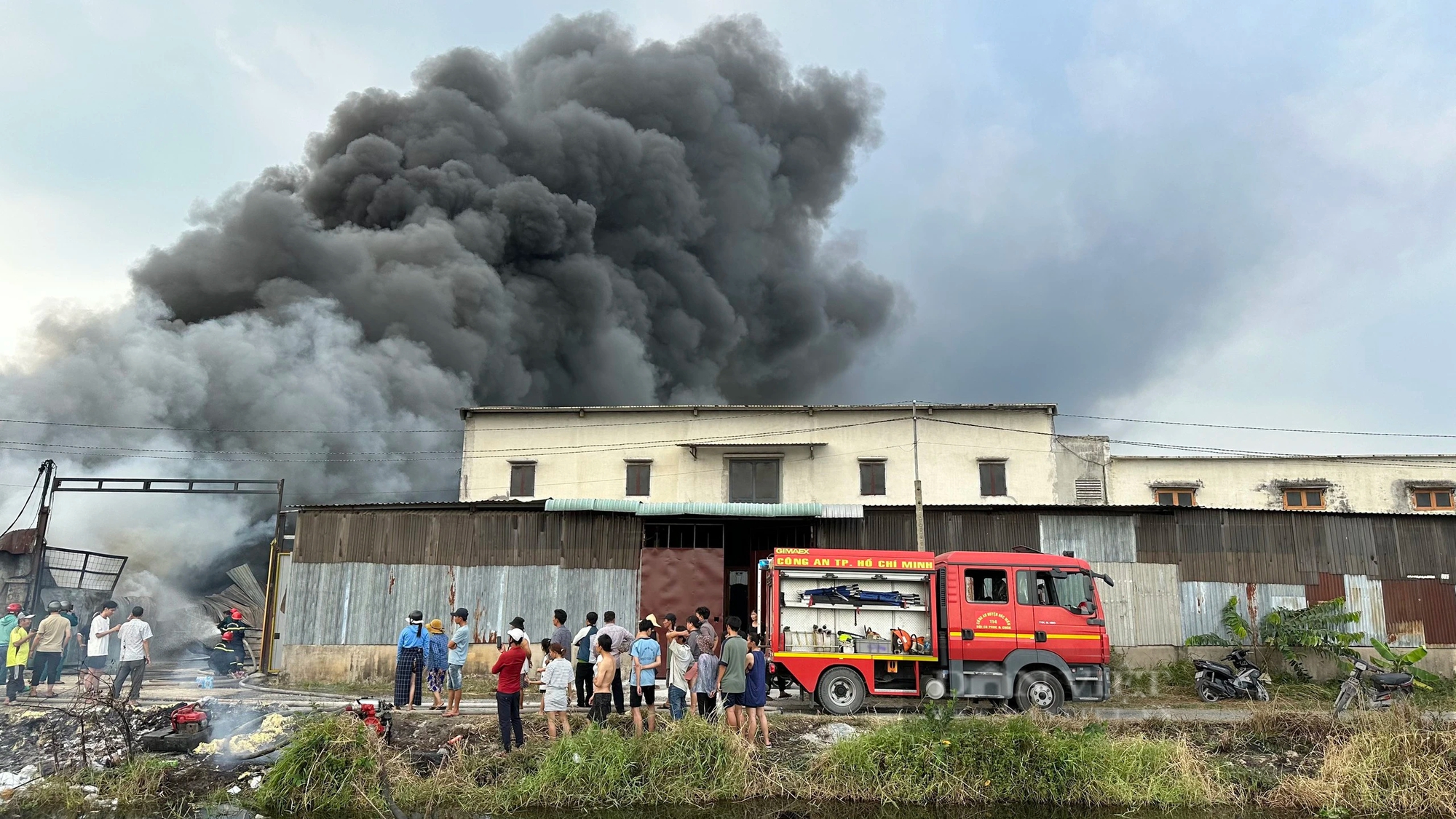 Cháy lớn tại xưởng sản xuất nệm ở TP.HCM, cảnh sát đang căng mình dập lửa- Ảnh 1.