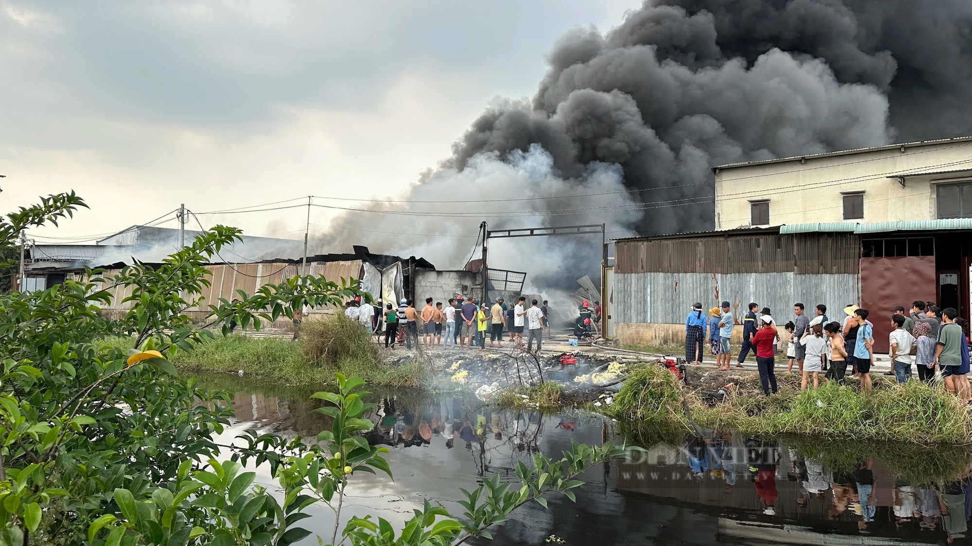 Cháy lớn tại xưởng sản xuất nệm ở TP.HCM, cảnh sát đang căng mình dập lửa- Ảnh 2.