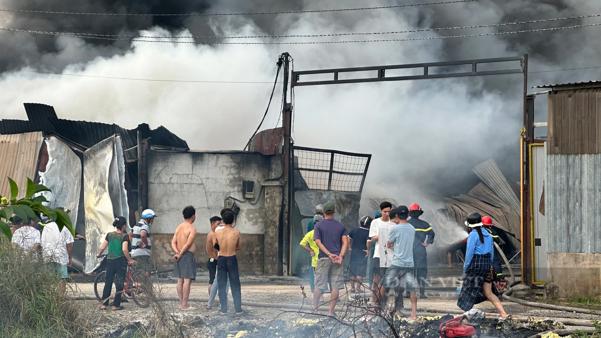 Cháy lớn tại xưởng sản xuất nệm ở TP.HCM, cảnh sát đang căng mình dập lửa- Ảnh 3.