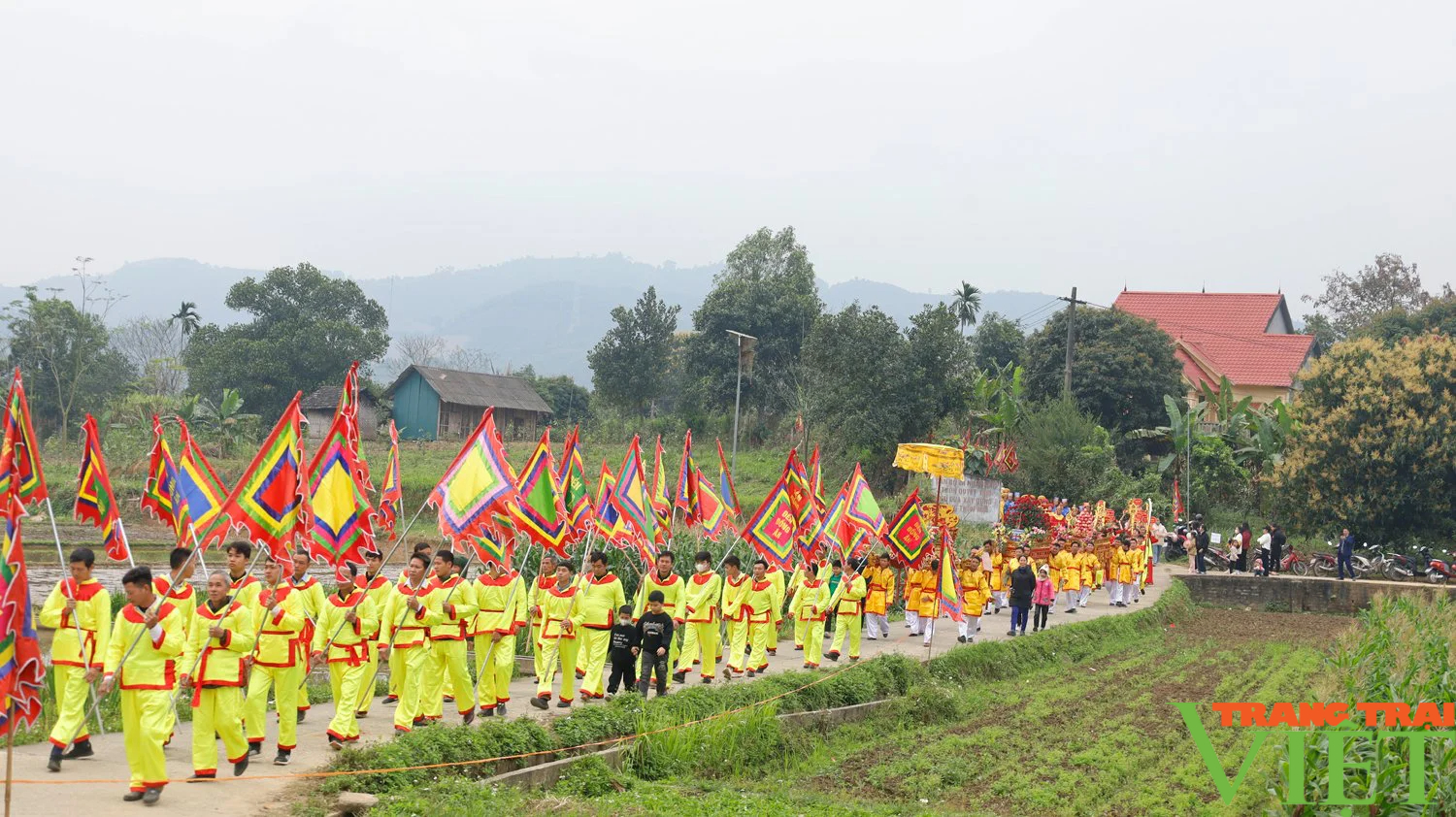 Lễ hội có xôi gấc đỏ thắm, gà luộc cánh tiên thu hút hàng nghìn du khách tới dâng hương ở Lào Cai- Ảnh 1.