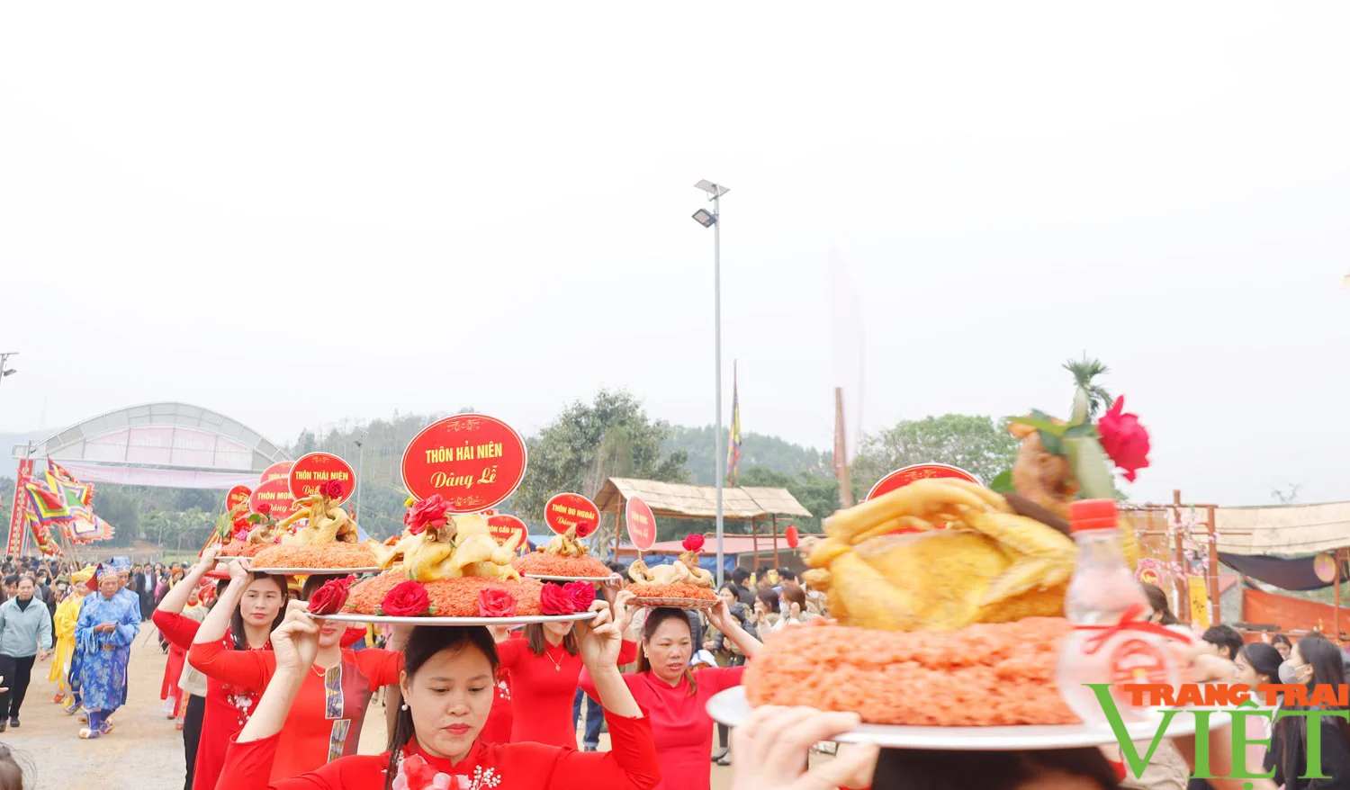 Lễ hội có xôi gấc đỏ thắm, gà luộc cánh tiên thu hút hàng nghìn du khách tới dâng hương ở Lào Cai- Ảnh 2.