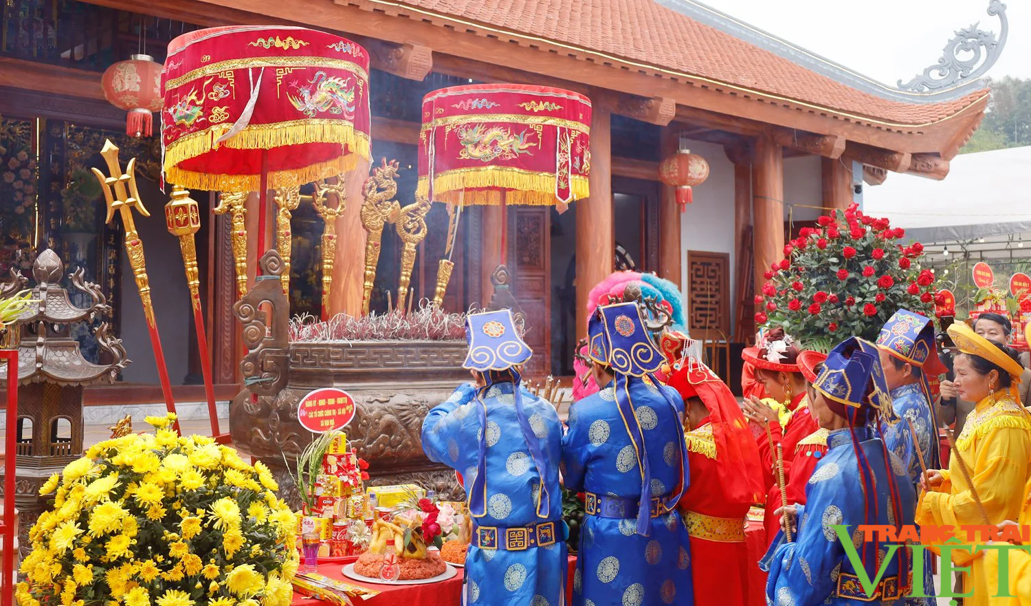 Lễ hội có xôi gấc đỏ thắm, gà luộc cánh tiên thu hút hàng nghìn du khách tới dâng hương ở Lào Cai- Ảnh 3.