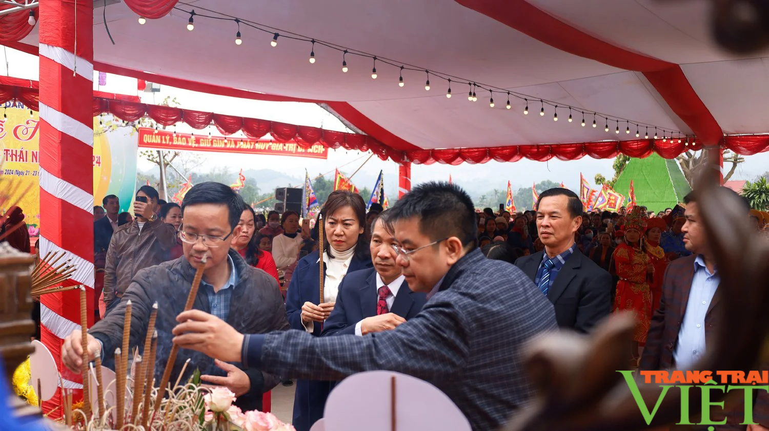 Lễ hội có xôi gấc đỏ thắm, gà luộc cánh tiên thu hút hàng nghìn du khách tới dâng hương ở Lào Cai- Ảnh 4.