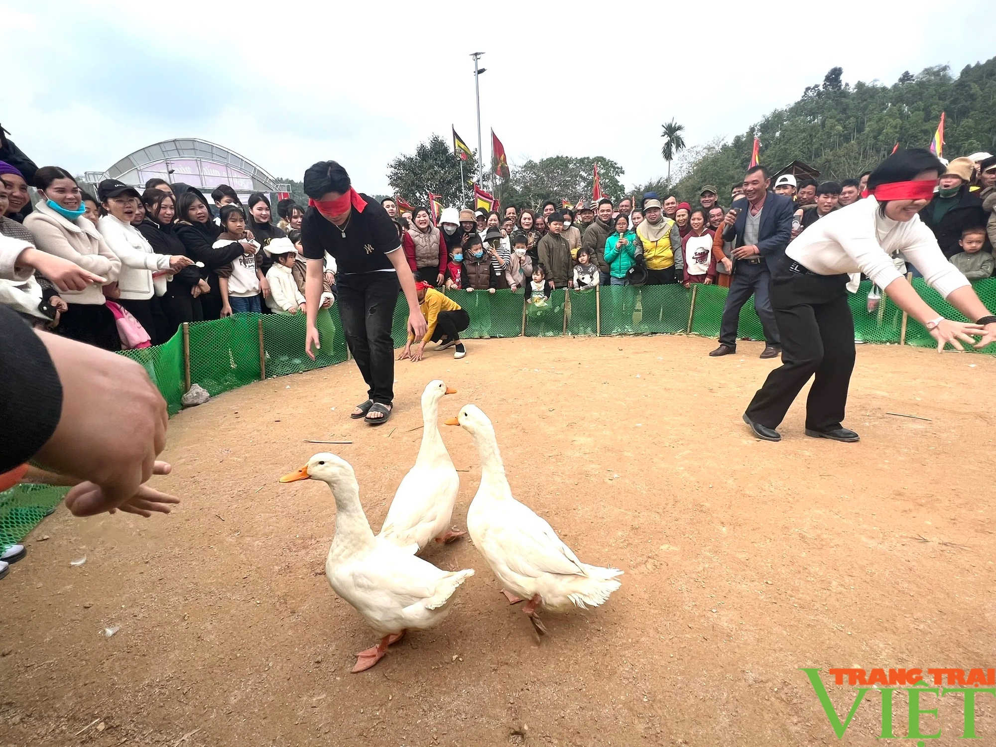 Lễ hội có xôi gấc đỏ thắm, gà luộc cánh tiên thu hút hàng nghìn du khách tới dâng hương ở Lào Cai- Ảnh 5.