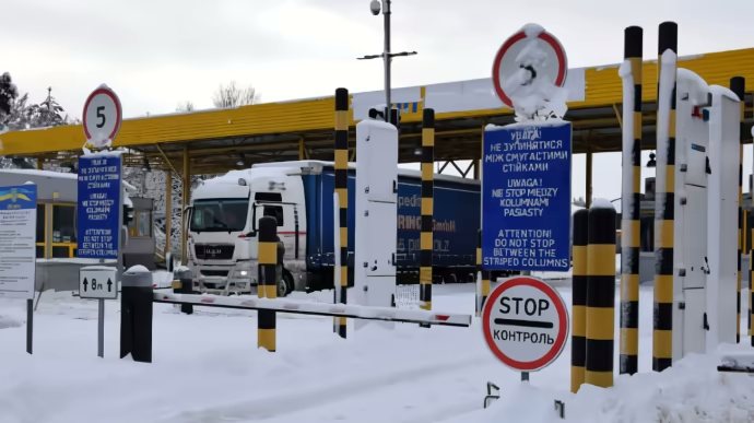 Nóng biên giới Ba Lan-Ukraine bị phong tỏa, 2.400 xe tải xếp hàng dài- Ảnh 1.