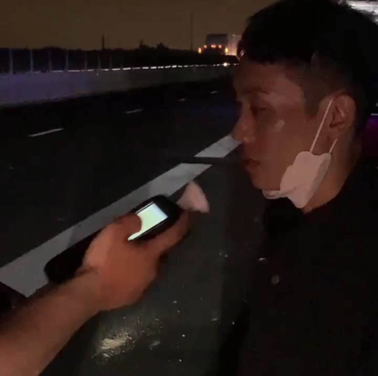 Nửa đêm, CSGT phát hiện 1 thanh niên có nồng độ cồn kịch khung chạy xe máy vào cao tốc Vĩnh Hảo - Phan Thiết- Ảnh 1.