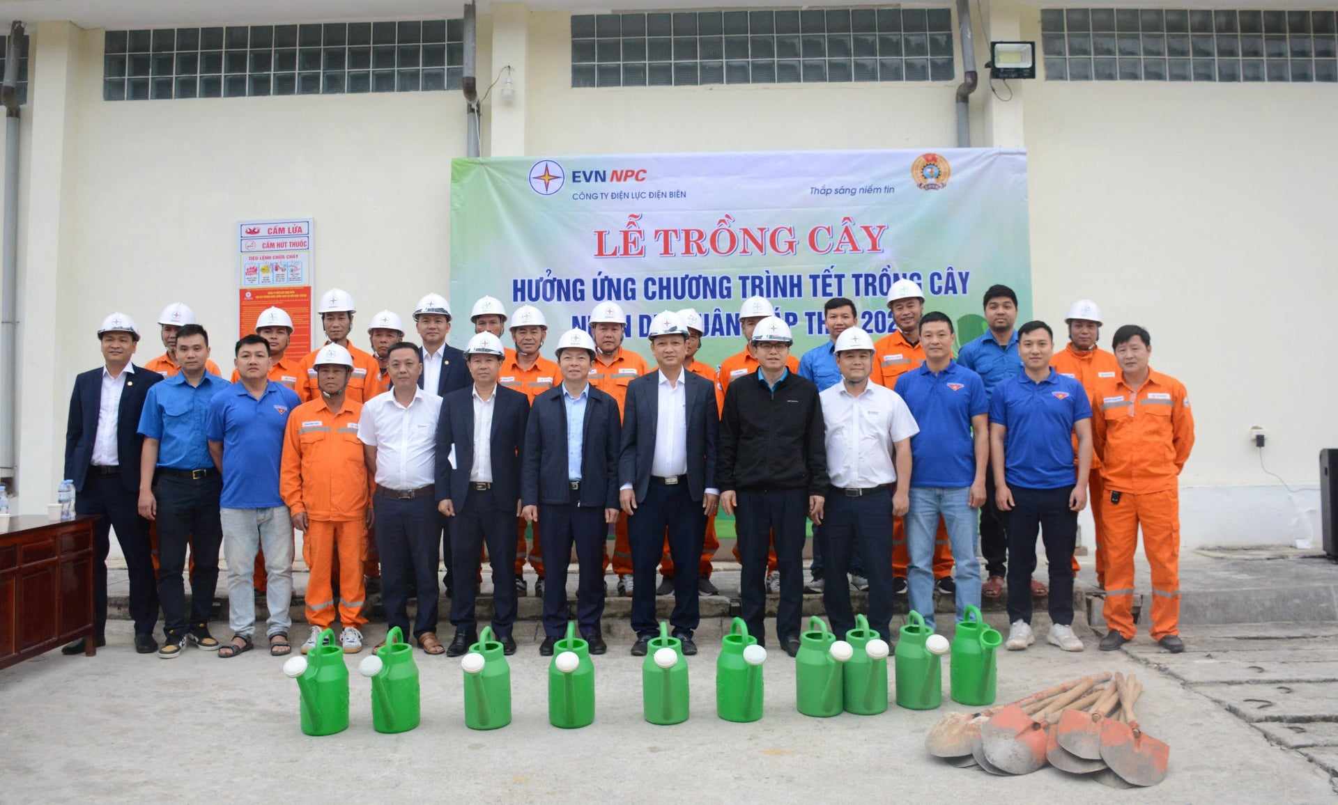 Công ty Điện lực Điện Biên trồng cây đầu Xuân tại khu vực trạm 110kV Mường Chà- Ảnh 1.