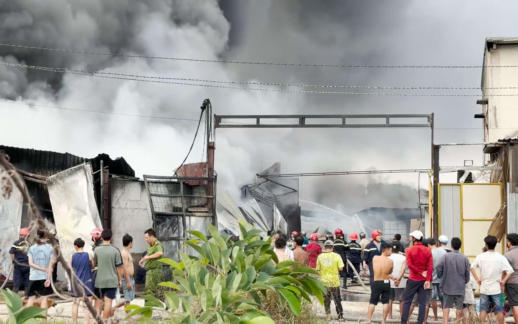 Clip: Hiện trường tan hoang vụ cháy hai nhà xưởng sản xuất nệm và cao su ở TP.HCM