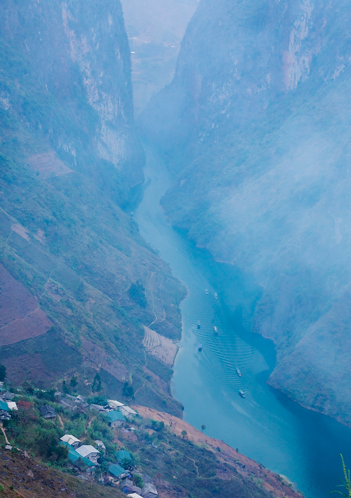 Đây là dòng sông xuyên biên giới đẹp như một sợi chỉ ở Hà Giang, chả nhìn thì thôi, đã nhìn là mê luôn- Ảnh 2.