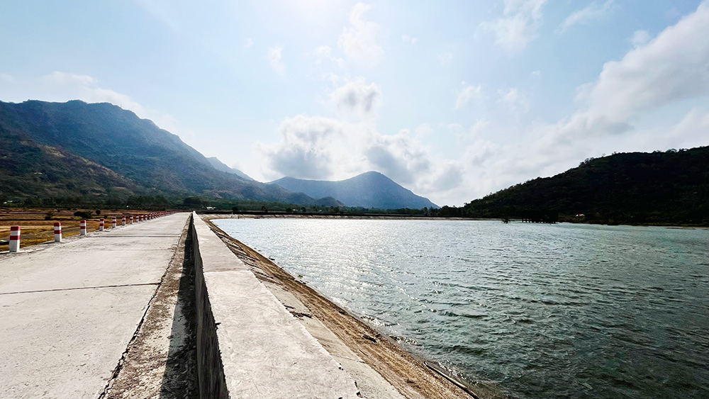 Tận mắt thấy một hồ nước ngọt đẹp như phim ở vùng núi An Giang, nông dân trồng cây ăn trái vui hẳn lên- Ảnh 2.