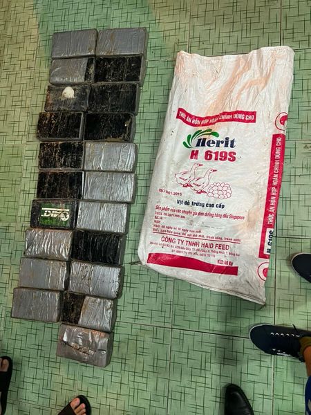 Lại phát hiện bao tải chứa 21 gói nghi ma túy trên bờ biển Vũng Tàu- Ảnh 1.