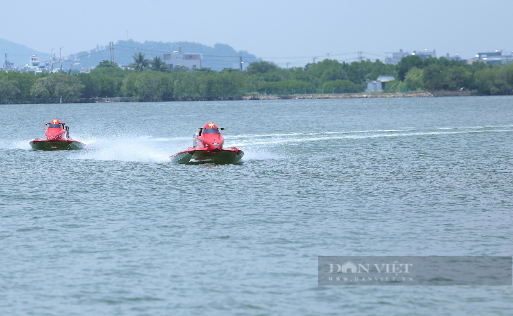 "Thót tim" màn so kè tốc độ 250 km/h của thuyền máy F1H20 trên đầm Thị Nại, Bình Định- Ảnh 7.