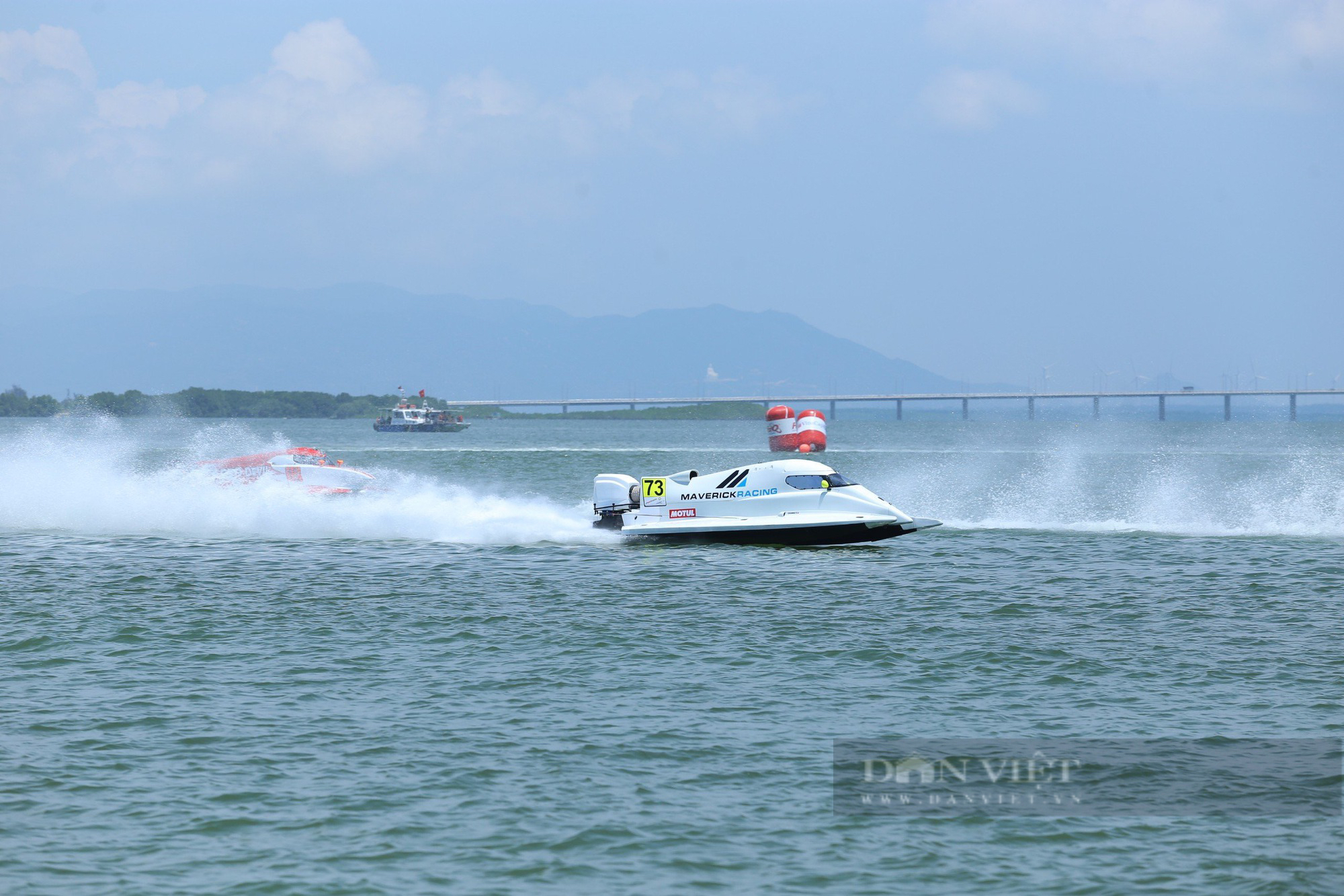 "Thót tim" màn so kè tốc độ 250 km/h của thuyền máy F1H20 trên đầm Thị Nại, Bình Định- Ảnh 9.