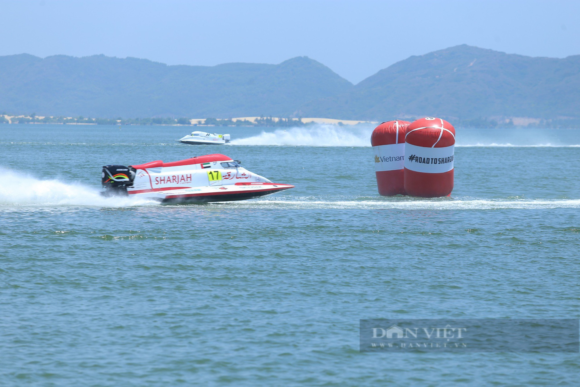 "Thót tim" màn so kè tốc độ 250 km/h của thuyền máy F1H20 trên đầm Thị Nại, Bình Định- Ảnh 11.