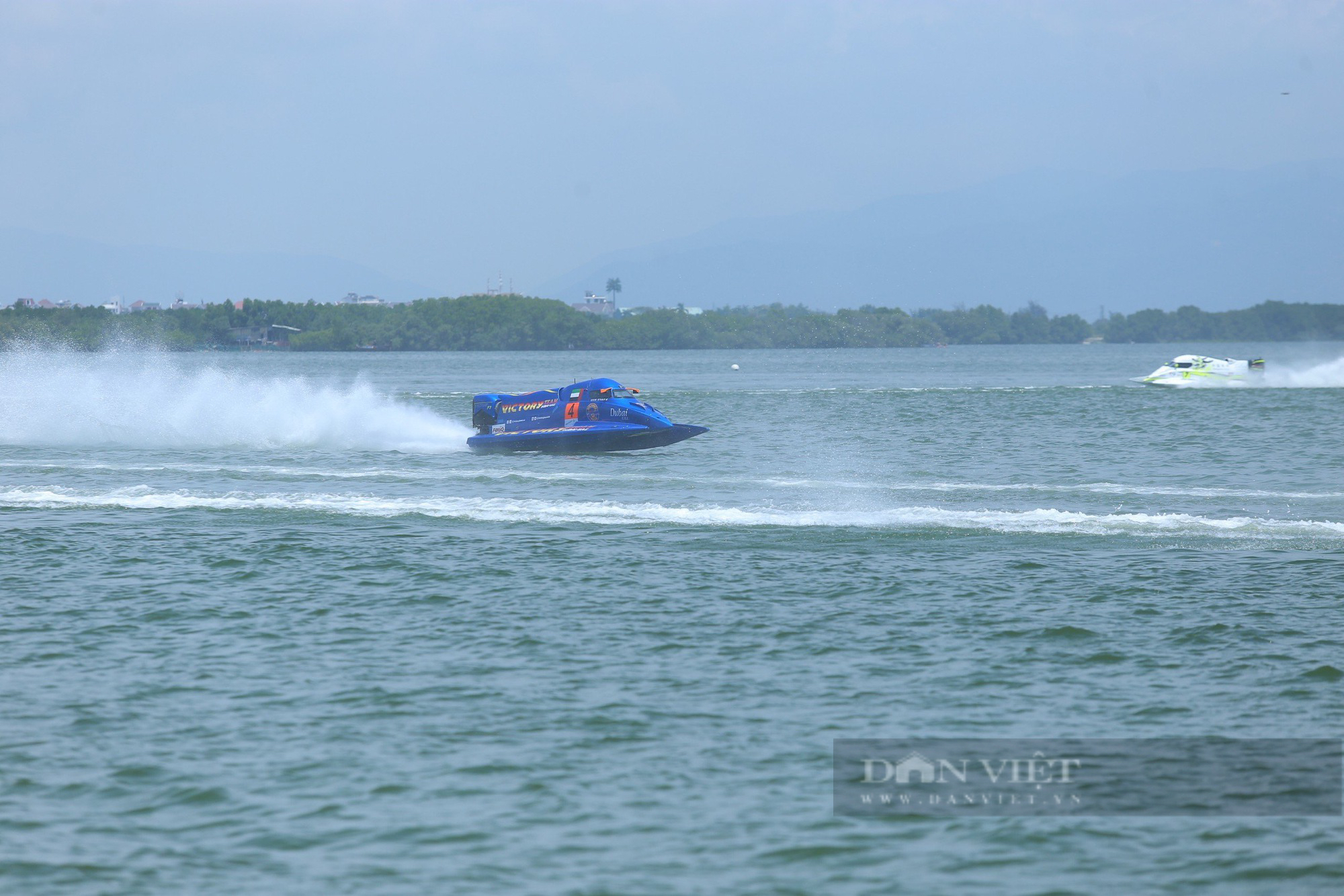 "Thót tim" màn so kè tốc độ 250 km/h của thuyền máy F1H20 trên đầm Thị Nại, Bình Định- Ảnh 12.