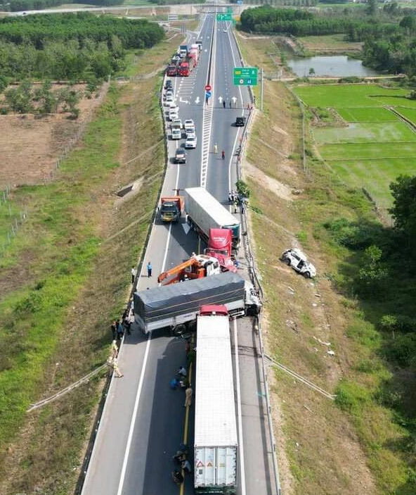 Thừa Thiên Huế không đồng ý cấm xe khách trên 30 chỗ, xe tải nặng vào cao tốc Cam Lộ- La Sơn - Ảnh 1.