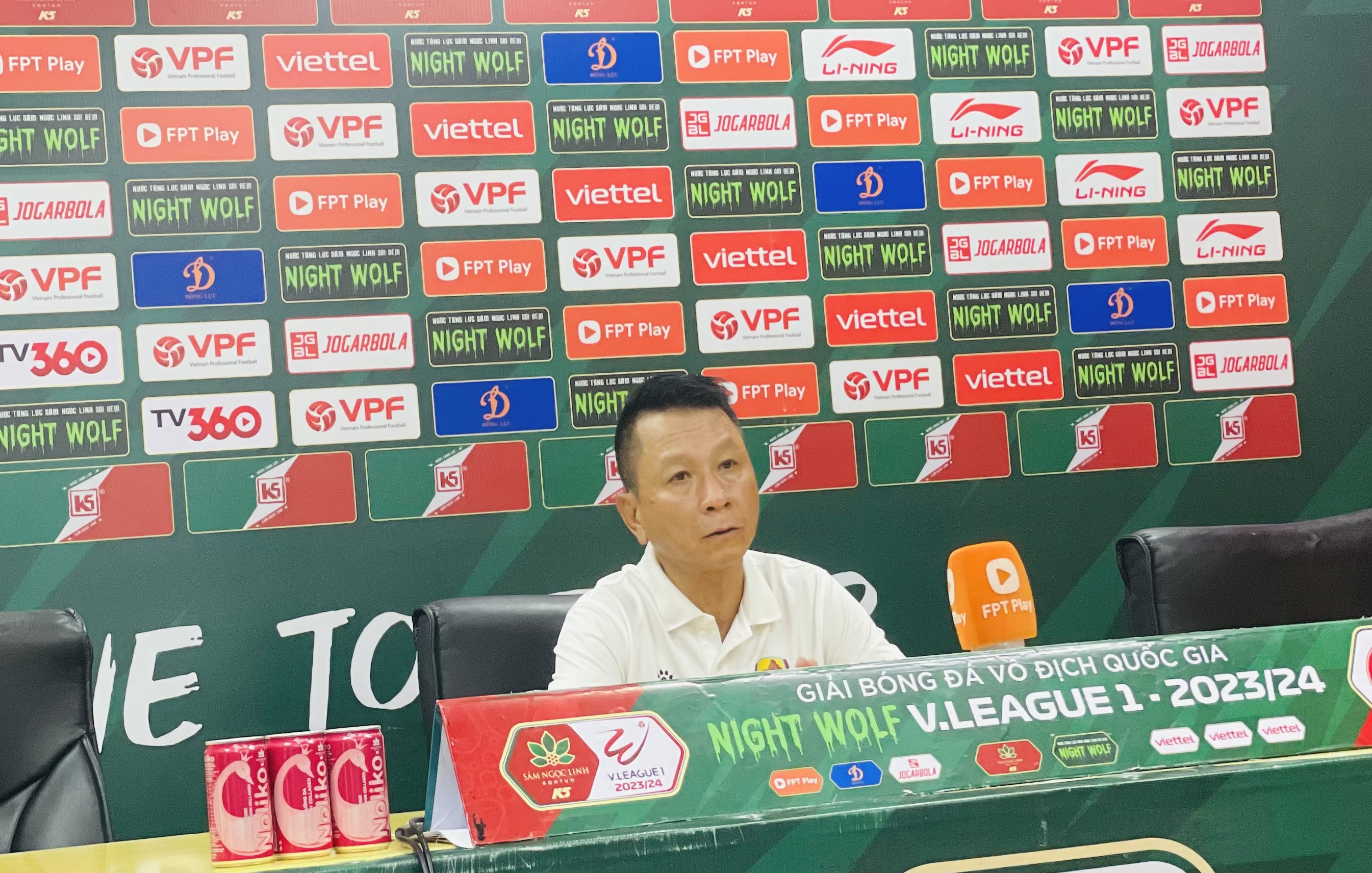 HLV Văn Sỹ Sơn phản ứng trọng tài và VAR đã "ép" Quảng Nam thua ngược Thể Công Viettel- Ảnh 1.