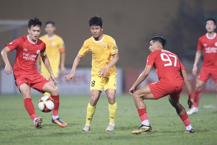 Thể Công Viettel thể hiện "hai gương mặt" trong hai hiệp đấu CLB Quảng Nam- Ảnh 3.