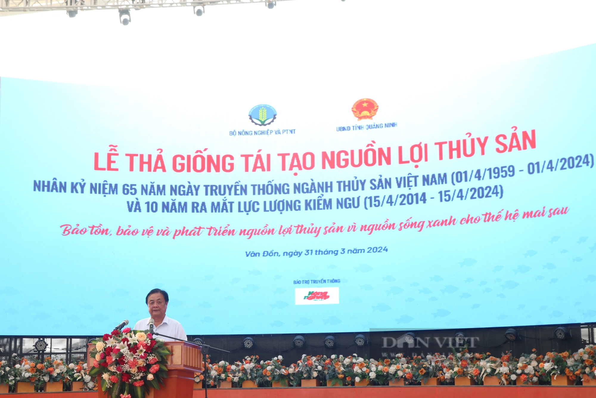 Bộ trưởng Lê Minh Hoan, Bí thư Tỉnh ủy Quảng Ninh Nguyễn Xuân Ký cùng 100 đại biểu thả 5 triệu con giống về biển- Ảnh 3.