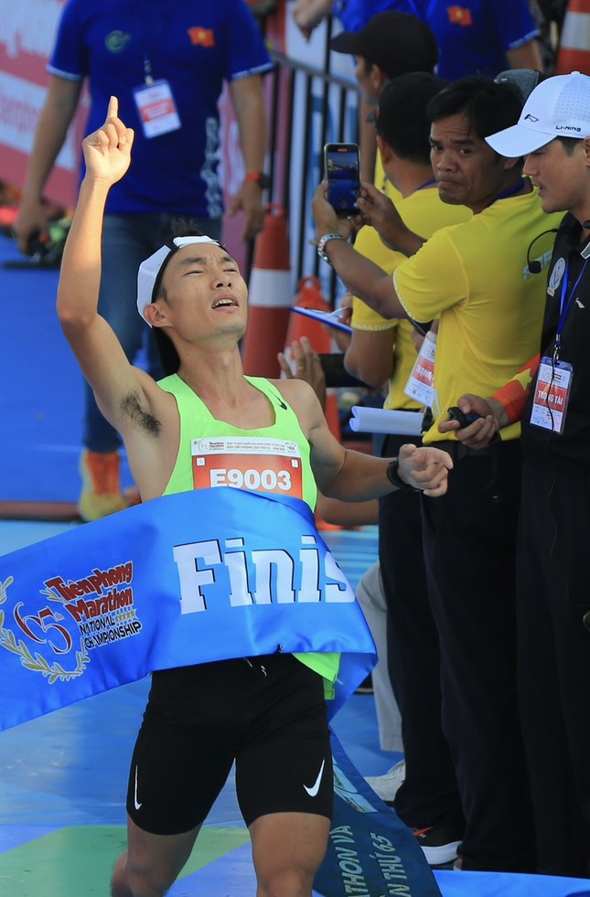 Tiền Phong Marathon 2024: Hoàng Nguyên Thanh, Hoàng Thị Ngọc Hoa "vô đối"- Ảnh 2.