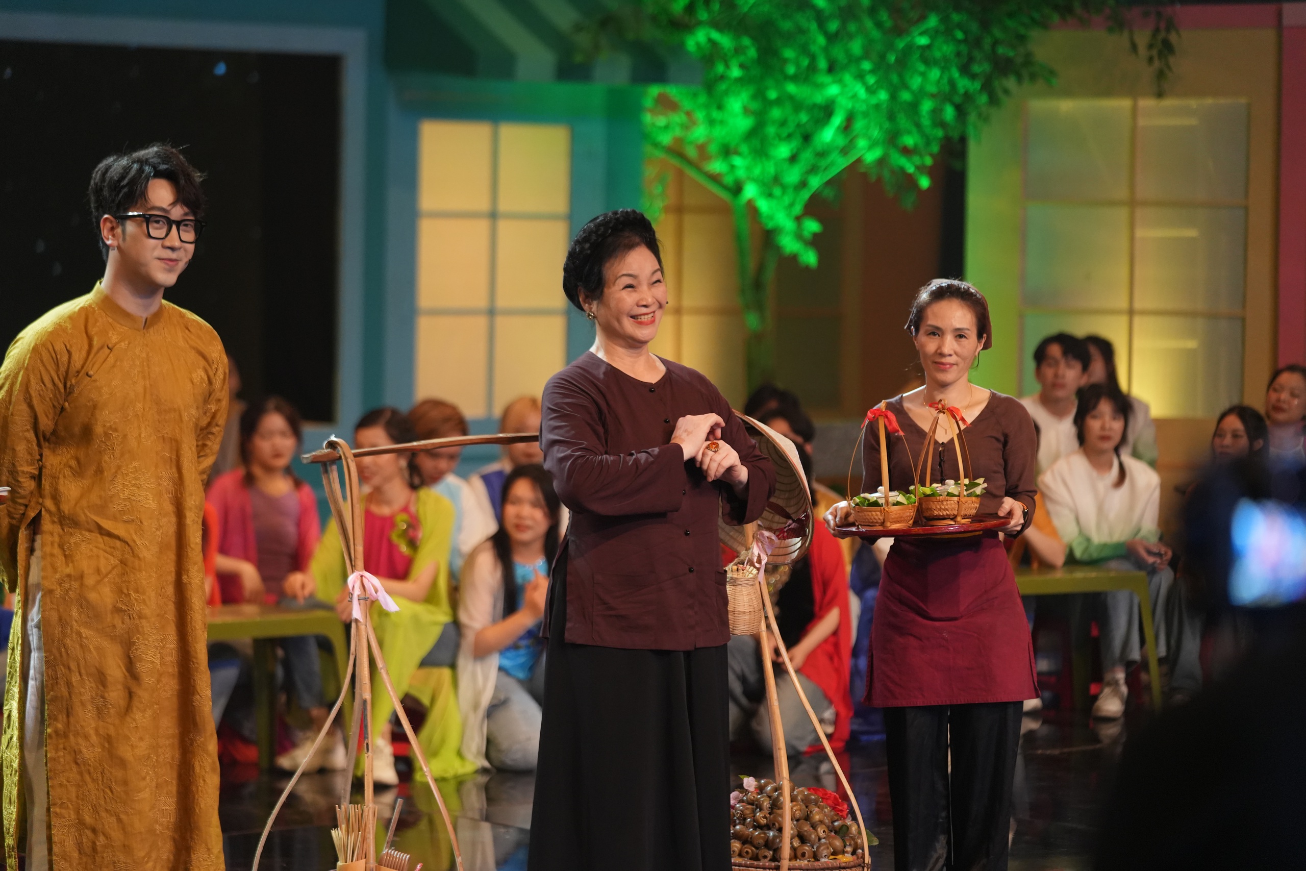 Chương trình truyền hình bắt “Táo” Quang Thắng phải ăn trước mặt khán giả - Ảnh 5.