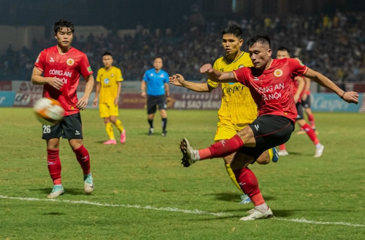 Video: 2 bàn thắng, 2 thẻ đỏ, Đông Á Thanh Hoá thua tức tưởi CLB CAHN- Ảnh 1.