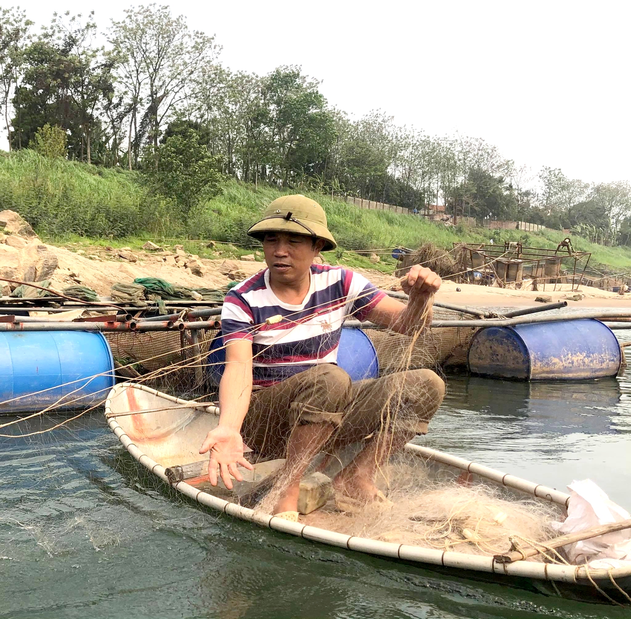 Săn lùng loài cá nghe tên giật mình ở con sông Đà qua Phú Thọ, đem về nấu vờ thành đặc sản- Ảnh 4.